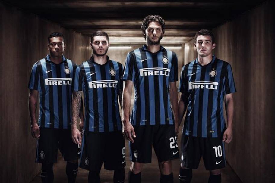  La divisa home 2015-16 dell’Inter segna il ritorno al look tradizionale: le classiche righe nerazzurre. Cos l&#39;Inter intende celebrare il 25 anniversario del trionfo in Coppa UEFA della squadra nella stagione 1990-1991 (Nike)